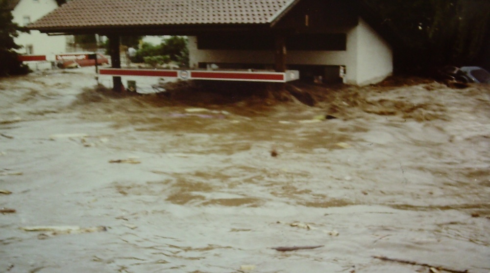 Überflutete Tankstelle