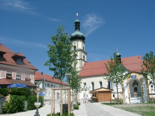 Wallfahrtskirche mit Wallfahrerkreuzen Wallfahrtskirche mit Wallfahrerkreuzen