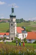 Blick auf Wallfahrtskirche Neukirchen b. Hl. Blut